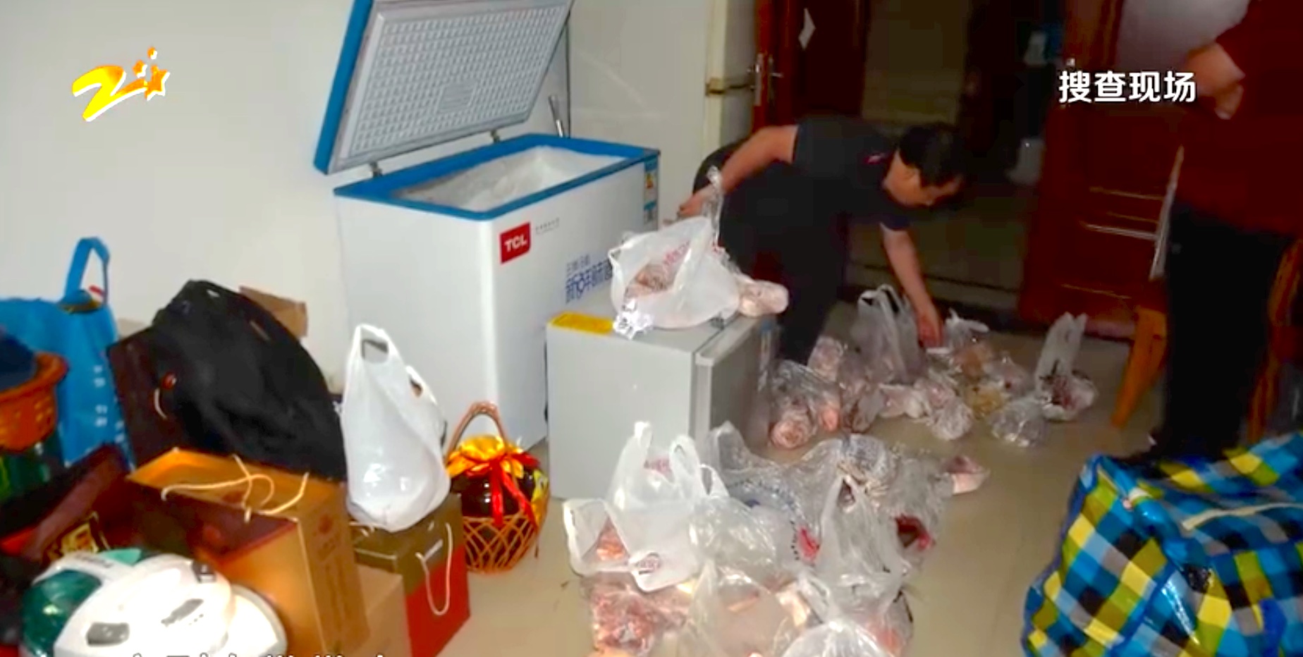Đột k&iacute;ch nh&agrave; một cựu quan chức, ph&aacute;t hiện số lượng lớn v&agrave;ng thỏi nh&eacute;t trong bọc thịt g&agrave; ở tủ đ&ocirc;ng - Ảnh 2.
