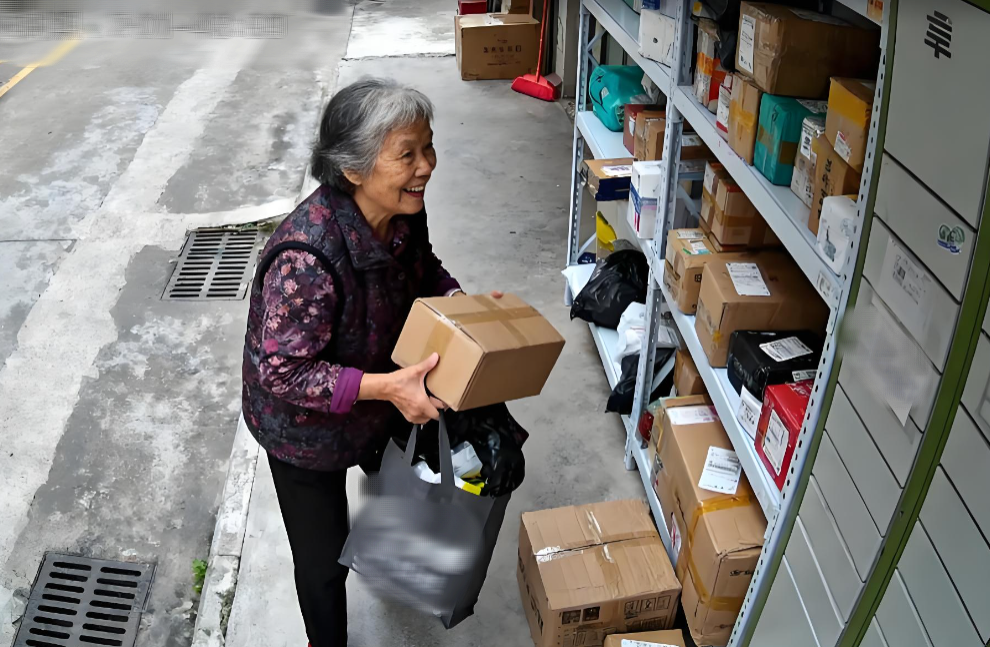 Bố mẹ chồng than lương hưu chỉ c&oacute; 8 triệu, khi t&ocirc;i v&ocirc; t&igrave;nh thấy mẹ chồng b&ecirc; một th&ugrave;ng carton mới biết: Chuyện "ngh&egrave;o kh&oacute;" n&agrave;y kh&ocirc;ng đơn giản - Ảnh 1.