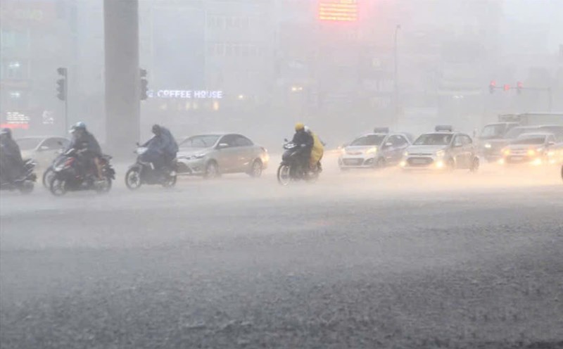 Tin mới nhất về thời điểm miền Bắc xuất hiện mưa to, kết thúc nắng nóng - Ảnh 1.