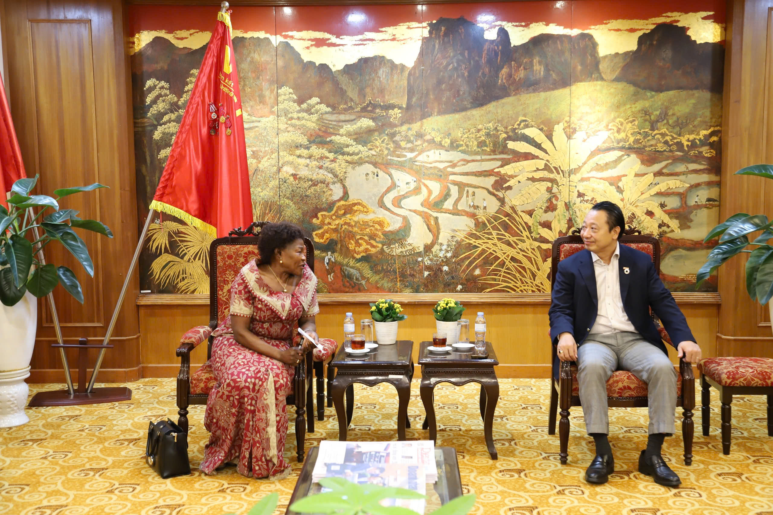 Gallery - "Hòn ngọc châu Phi" đang khuyến khích khách Việt đến: Nơi sống của hơn 50% số khỉ đột núi trên thế giới - image 3