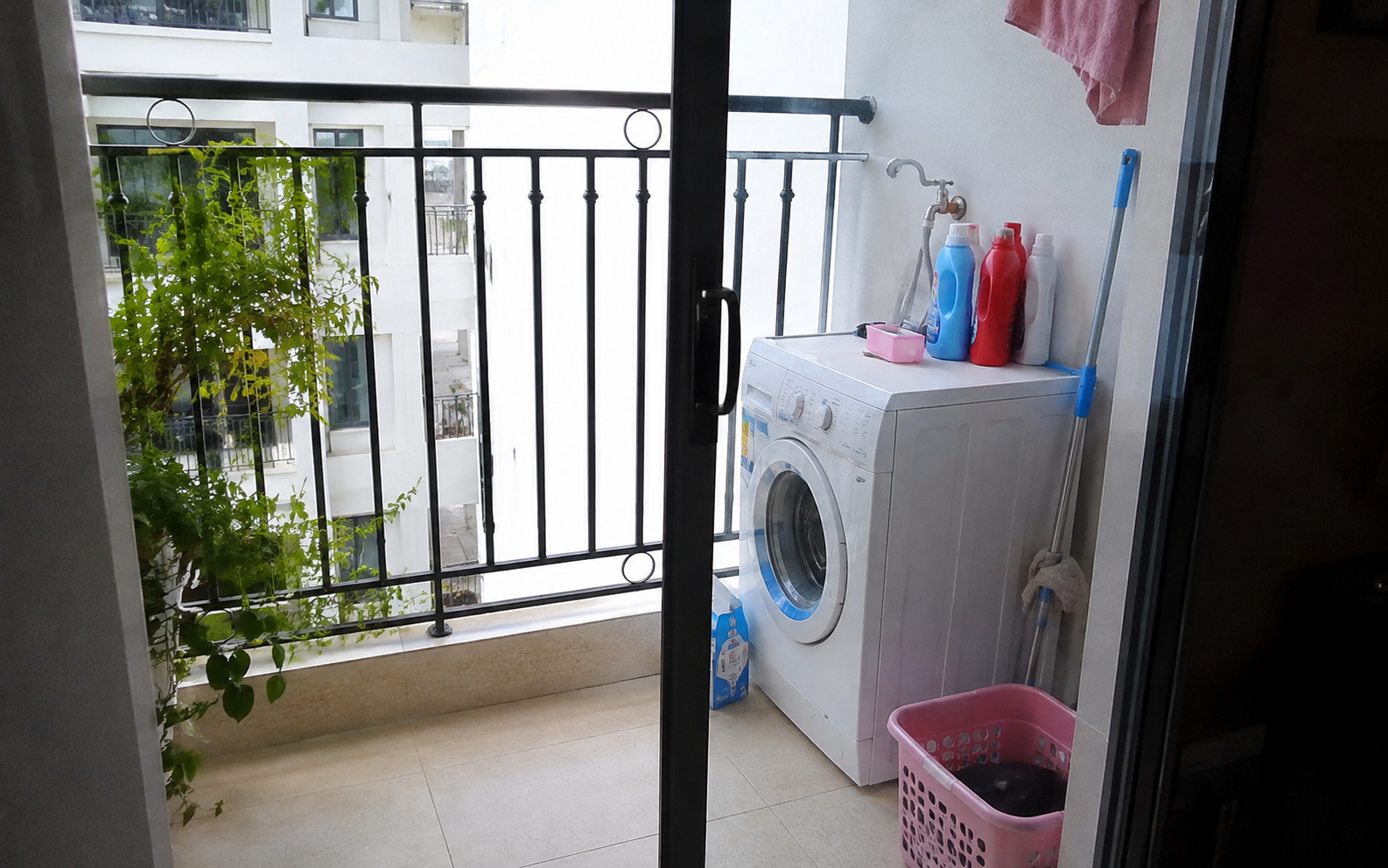 V&igrave; sao ng&agrave;y c&agrave;ng nhiều gia đ&igrave;nh kh&ocirc;ng c&ograve;n đặt m&aacute;y giặt ngo&agrave;i ban c&ocirc;ng? 2 vị tr&iacute; gọn g&agrave;ng hơn đang dần trở th&agrave;nh xu hướng mới - Ảnh 1.