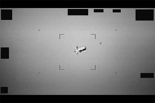 UFO bí ẩn treo lơ lửng trên trời suốt 6 gi, nhân chứng nói “chắc chắn không phải khinh khí cầu” - Ảnh 3. UFO bí ẩn treo lơ lửng trên trời suốt 6 gi, nhân chứng nói “chắc chắn không phải khinh khí cầu” - Ảnh 3.