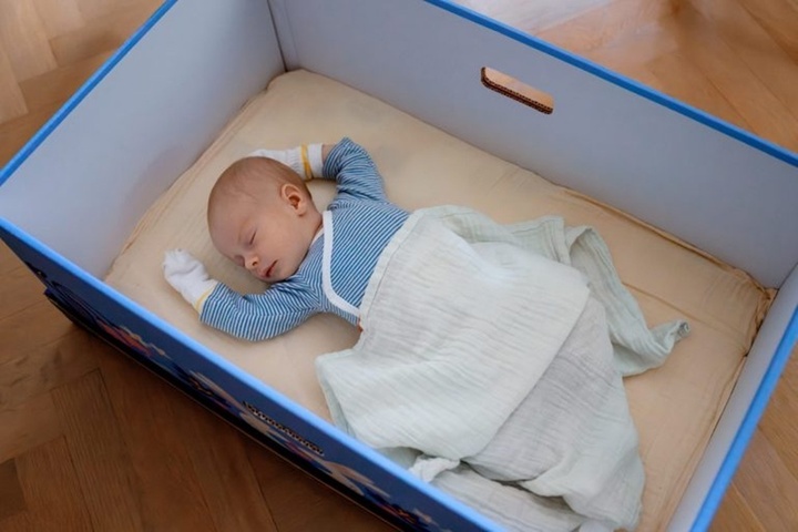 Vì sao người Phần Lan hay đặt trẻ sơ sinh ngủ trong hộp carton? - Ảnh 2.