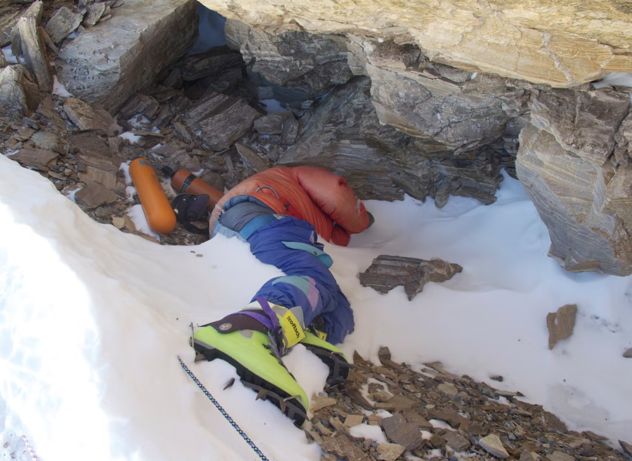 Sau 30 năm, thi thể "Giày xanh" đóng băng trên đỉnh Everest sắp được đưa về nhà - Ảnh 1. Sau 30 năm, thi thể "Giày xanh" đóng băng trên đỉnh Everest sắp được đưa về nhà - Ảnh 1.
