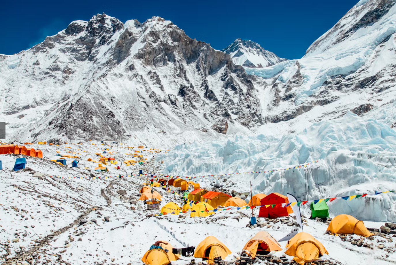 Sau 30 năm, thi thể "Giày xanh" đóng băng trên đỉnh Everest sắp được đưa về nhà - Ảnh 2. Sau 30 năm, thi thể "Giày xanh" đóng băng trên đỉnh Everest sắp được đưa về nhà - Ảnh 2.