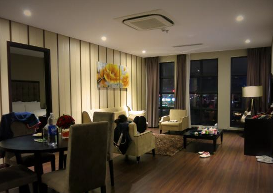 Chị chồng t&ocirc;i c&oacute; một quy tắc kỳ lạ: Kh&ocirc;ng ai được ngủ ở ph&ograve;ng kh&aacute;ch sau 10 giờ đ&ecirc;m, t&ocirc;i từng cười cho đến lần ngủ lại nh&agrave; chị - Ảnh 1.