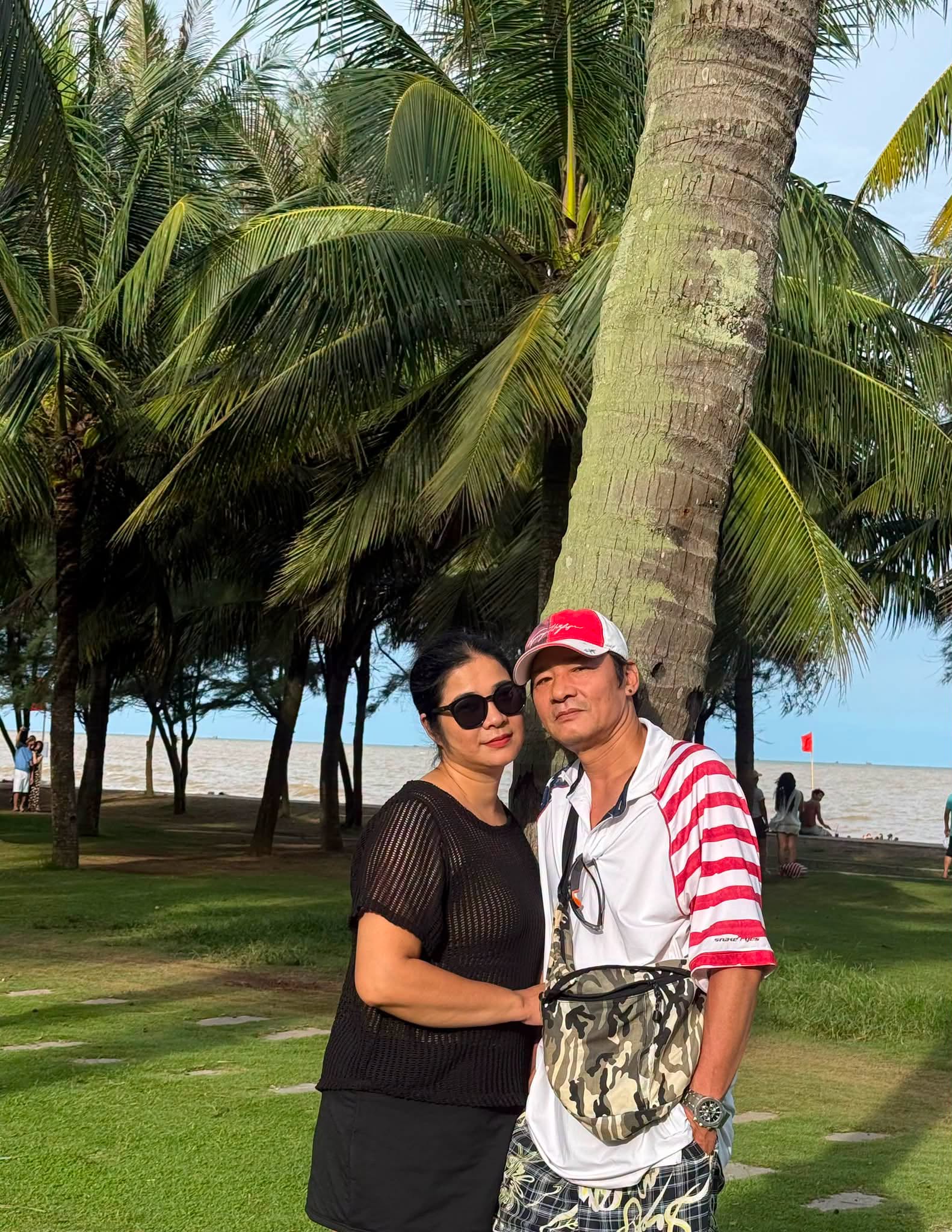 Nam NSƯT nổi đ&igrave;nh đ&aacute;m miền Bắc đăng ảnh vợ k&eacute;m 12 tuổi: "Th&agrave;nh c&ocirc;ng n&agrave;o, em cũng... trốn đằng sau" - Ảnh 2.