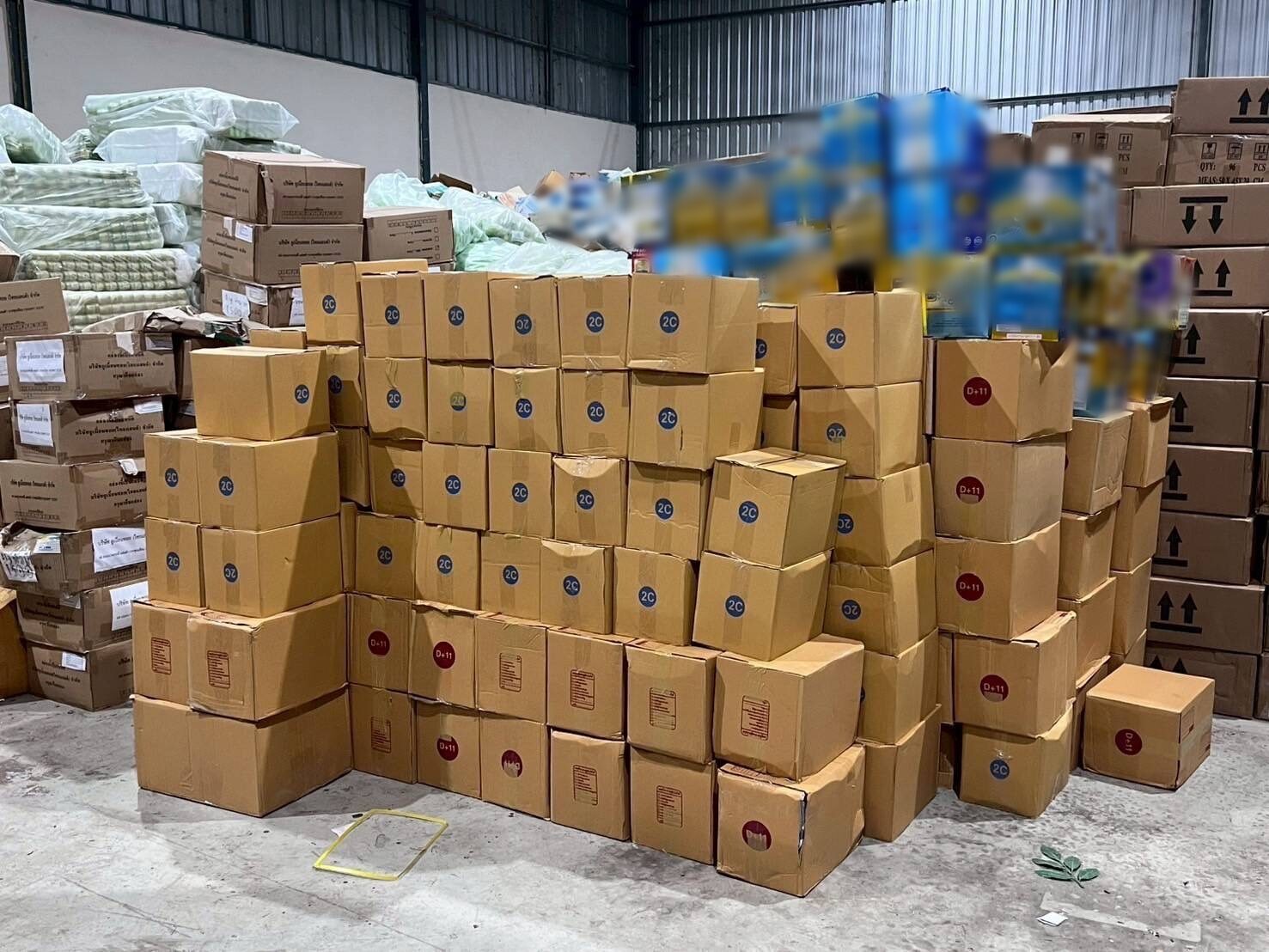Đột k&iacute;ch hai căn nh&agrave;, c&ocirc;ng an ph&aacute;t hiện đường d&acirc;y sản xuất sữa hết hạn v&agrave; bột ngọt, c&agrave; ph&ecirc; giả, tịch thu hơn 13.000 sản phẩm tại Th&aacute;i Lan - Ảnh 3.