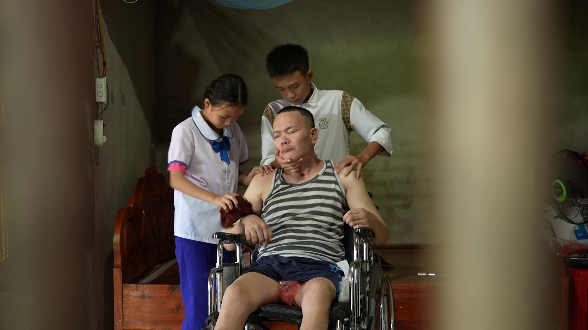 Hương Tr&agrave;m bật kh&oacute;c nức nở: "T&ocirc;i đau đớn" - Ảnh 1.