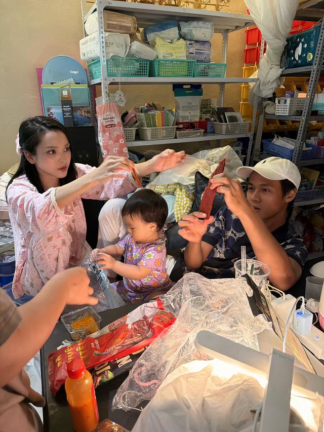 Mỹ nh&acirc;n l&agrave;m d&acirc;u miền T&acirc;y: Đ&aacute;m cưới kh&ocirc;ng s&iacute;nh lễ, sống trong biệt phủ, khiếm trăm triệu mỗi th&aacute;ng - Ảnh 6.