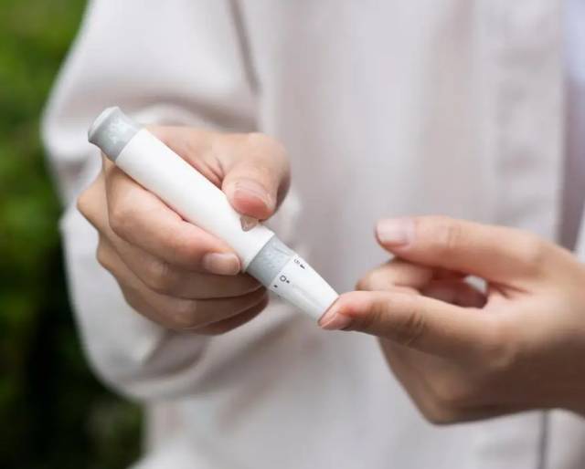 Kh&ocirc;ng chỉ đồ ngọt: 3 nh&oacute;m thực phẩm quen thuộc c&oacute; thể khiến đường huyết tăng v&agrave; v&ograve;ng eo ng&agrave;y c&agrave;ng lớn - Ảnh 1.