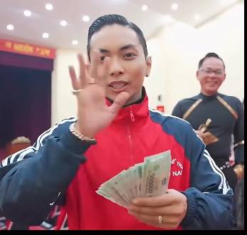 Phan Hiển bị Kh&aacute;nh Thi tịch thu to&agrave;n bộ tiền thưởng n&oacute;ng - Ảnh 1.