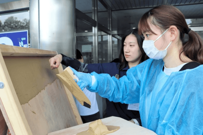 Trả lương thợ tr&aacute;t vữa gần 80 triệu đồng/th&aacute;ng vẫn thiếu người l&agrave;m, gi&aacute;m đốc v&agrave;o tận trường đại học chi&ecirc;u mộ - Ảnh 1.