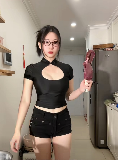 Gái xinh phấn khích công khai khoe số đo, màn - Ảnh 1.