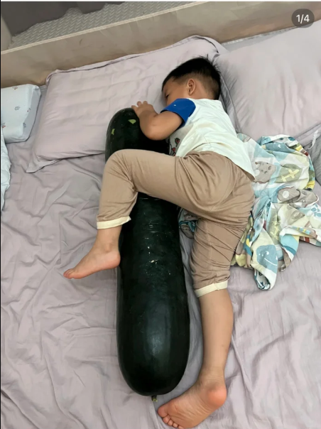 Sáng vào phòng ngủ của con, người mẹ tá hỏa vì cảnh tượng trên giường: Chuyên gia cảnh báo thói quen này - Ảnh 1.