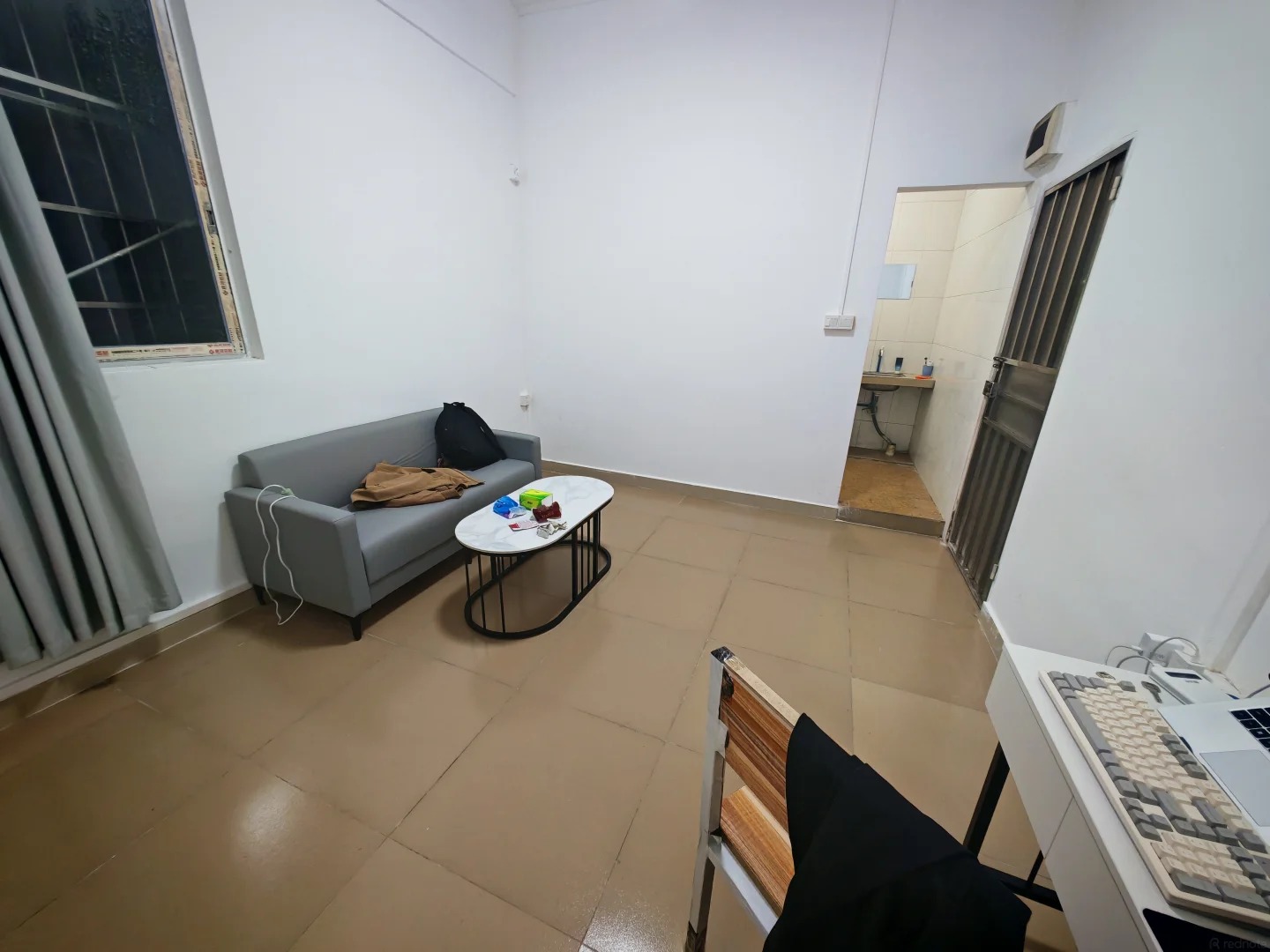 Căn ph&ograve;ng được c&ocirc;ng ty cấp cho bảo vệ SN 1995, lương 35 triệu/ th&aacute;ng - Ảnh 8.