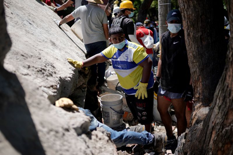 Ph&eacute;p m&agrave;u trong thảm cảnh động đất Colombia: Vỡ &ograve;a trước khoảnh khắc một em b&eacute; được cứu sống dưới h&agrave;ng tấn đổ n&aacute;t - Ảnh 1.