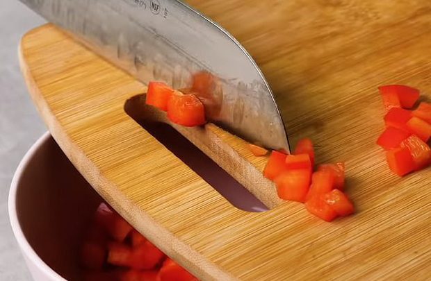 C&ocirc;ng dụng bất ngờ của khe hở tr&ecirc;n thớt m&agrave; bạn chưa biết - Ảnh 4.