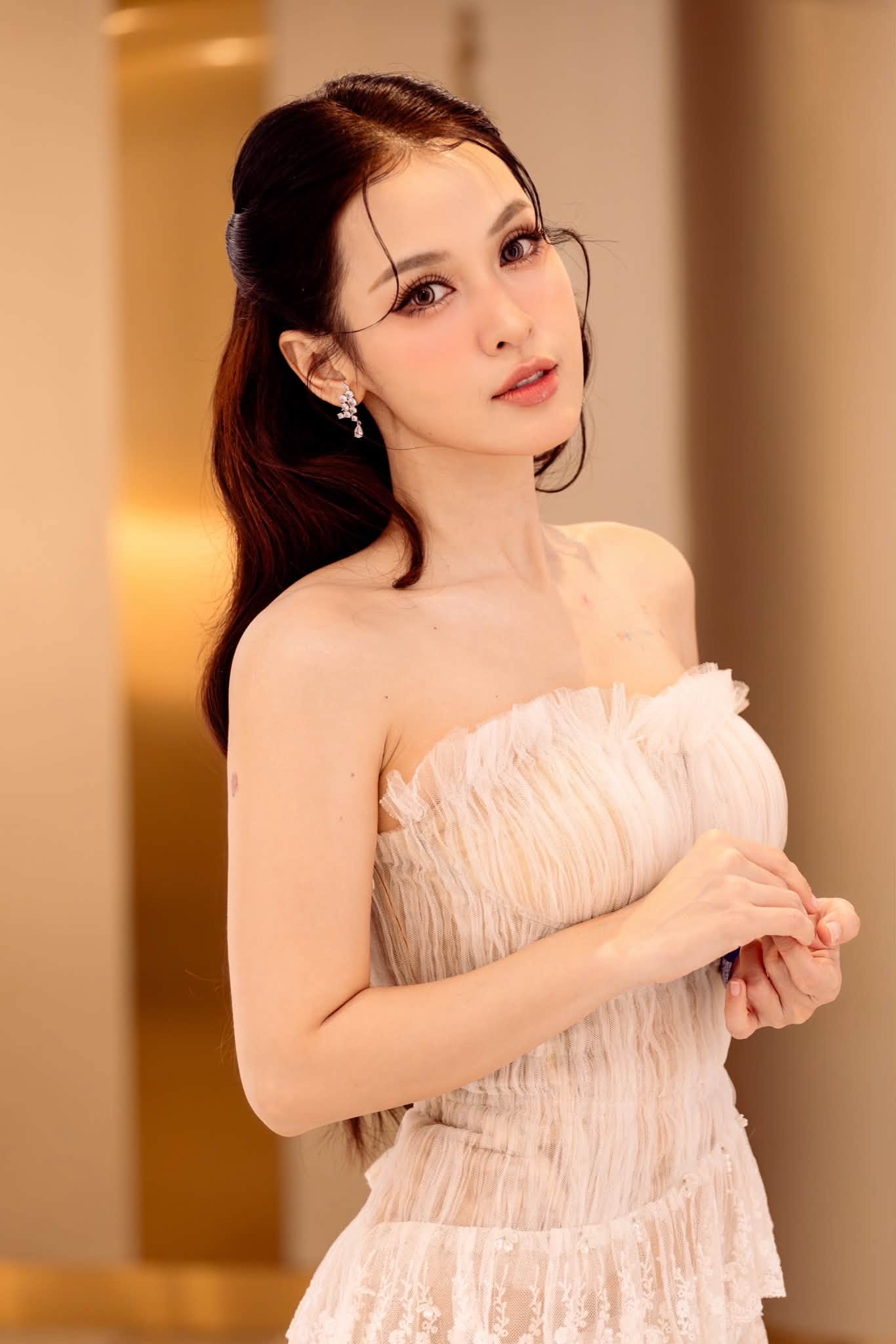 Mỹ nhân mang gương mặt của Chi Pu và Tiểu Vy cộng lại: U40 trẻ như mới 20, hoàn hảo không vết xước- Ảnh 2.