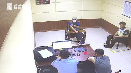Biệt thự 200m&sup2; mở điều h&ograve;a cả ng&agrave;y nhưng tiền điện chỉ 1,1 triệu đồng/th&aacute;ng, cảnh s&aacute;t đến kiểm tra th&igrave; ph&aacute;t hiện cảnh tượng kh&oacute; tin - Ảnh 2.