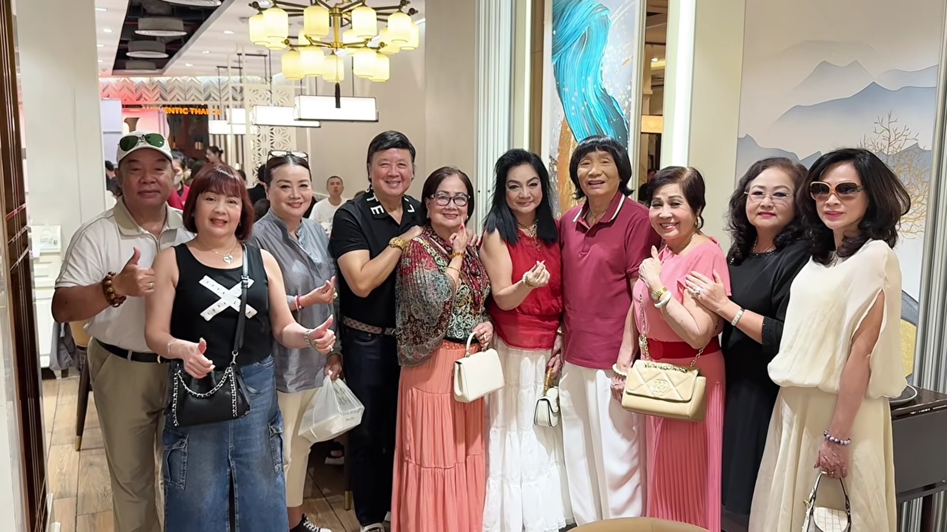 Vợ chồng NSƯT Bảo Quốc mở tiệc chia tay trước khi về Mỹ - Ảnh 1.