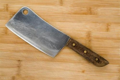 Lý do chiếc dao thường có lỗ tròn và công dụng bất ngờ - Ảnh 1.