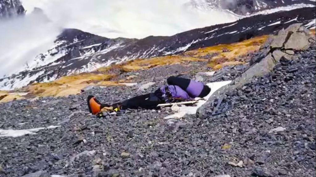 Vì sao thi thể của “Người đẹp ngủ” bị bỏ lại trên núi Everest suốt 28 năm qua? - Ảnh 2. Vì sao thi thể của “Người đẹp ngủ” bị bỏ lại trên núi Everest suốt 28 năm qua? - Ảnh 2.