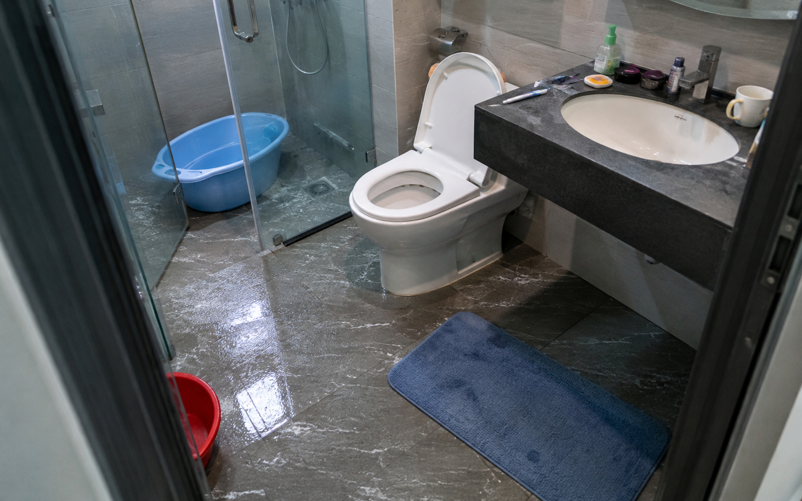 V&igrave; sao ng&agrave;y c&agrave;ng nhiều gia đ&igrave;nh kh&ocirc;ng c&ograve;n gộp nh&agrave; vệ sinh v&agrave; ph&ograve;ng tắm? 2 c&aacute;ch bố tr&iacute; tiện hơn khi nh&agrave; đ&ocirc;ng người - Ảnh 1.