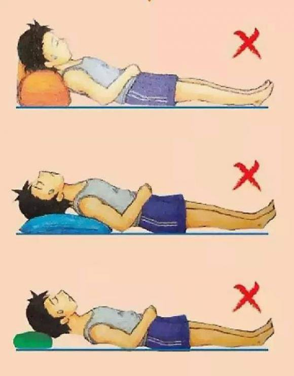 V&igrave; sao chỉ c&oacute; giường đ&ocirc;i nhưng kh&aacute;ch sạn "h&agrave;o ph&oacute;ng" b&agrave;y tận 4 chiếc gối? - Ảnh 1.