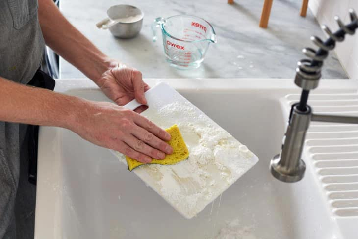 C&ocirc;ng dụng bất ngờ của khe hở tr&ecirc;n thớt m&agrave; bạn chưa biết - Ảnh 2.