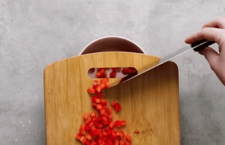 Hơn 90% người d&ugrave;ng chưa biết c&ocirc;ng dụng thật của khe hở tr&ecirc;n mặt thớt: Kh&ocirc;ng chỉ d&ugrave;ng để treo - Ảnh 3.