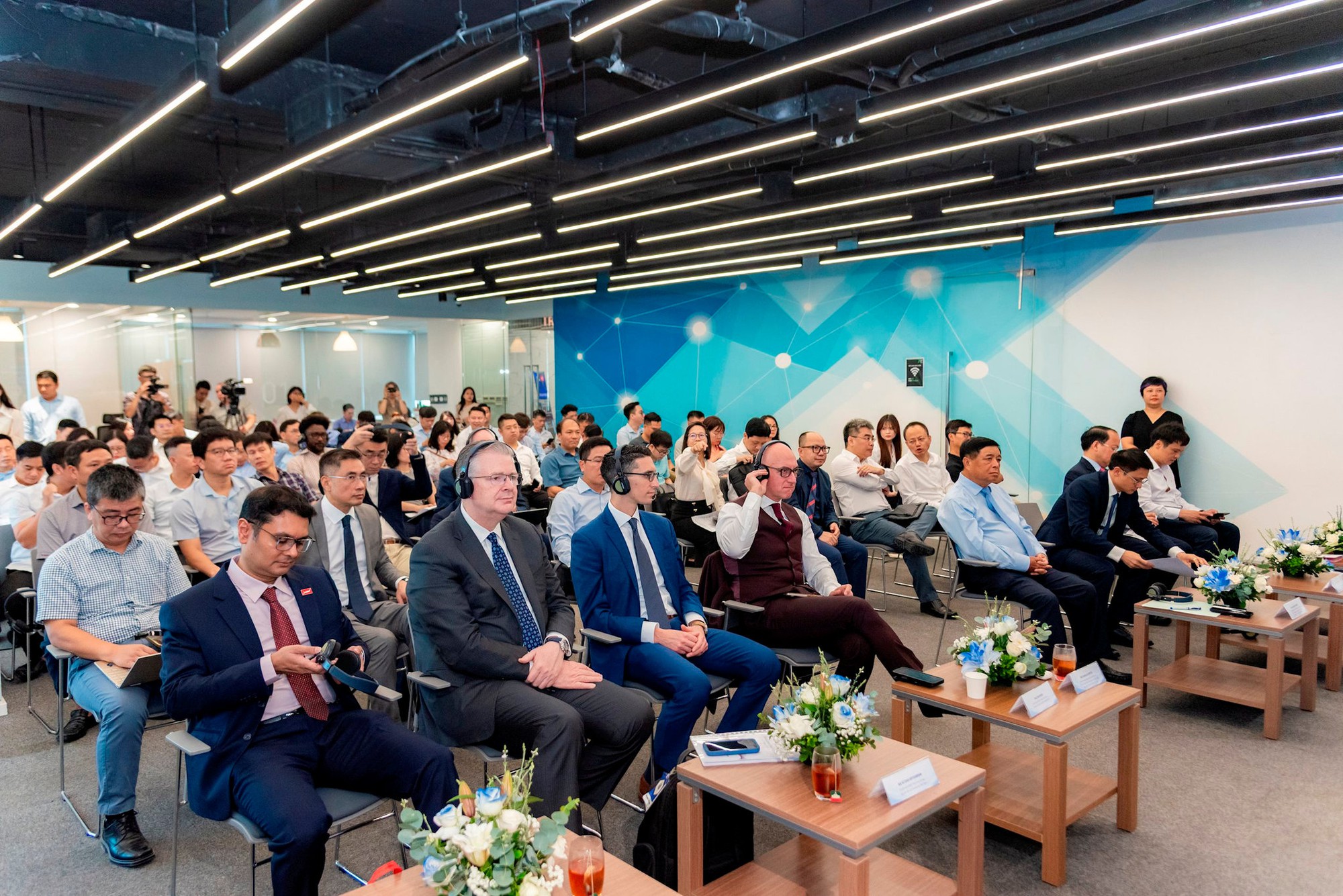 Tổng Gi&aacute;m đốc Tập đo&agrave;n FPT: Việt Nam cần chọn c&ocirc;ng đoạn c&oacute; lợi thế cạnh tranh trong chuỗi b&aacute;n dẫn - Ảnh 2.