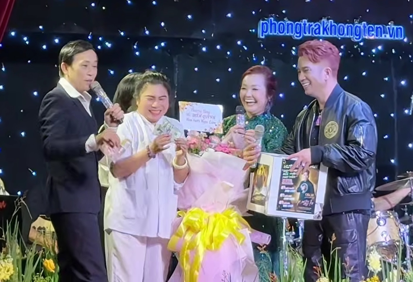 NSƯT Hoài Linh đưa 200 đô cho một phụ nữ - Ảnh 2.