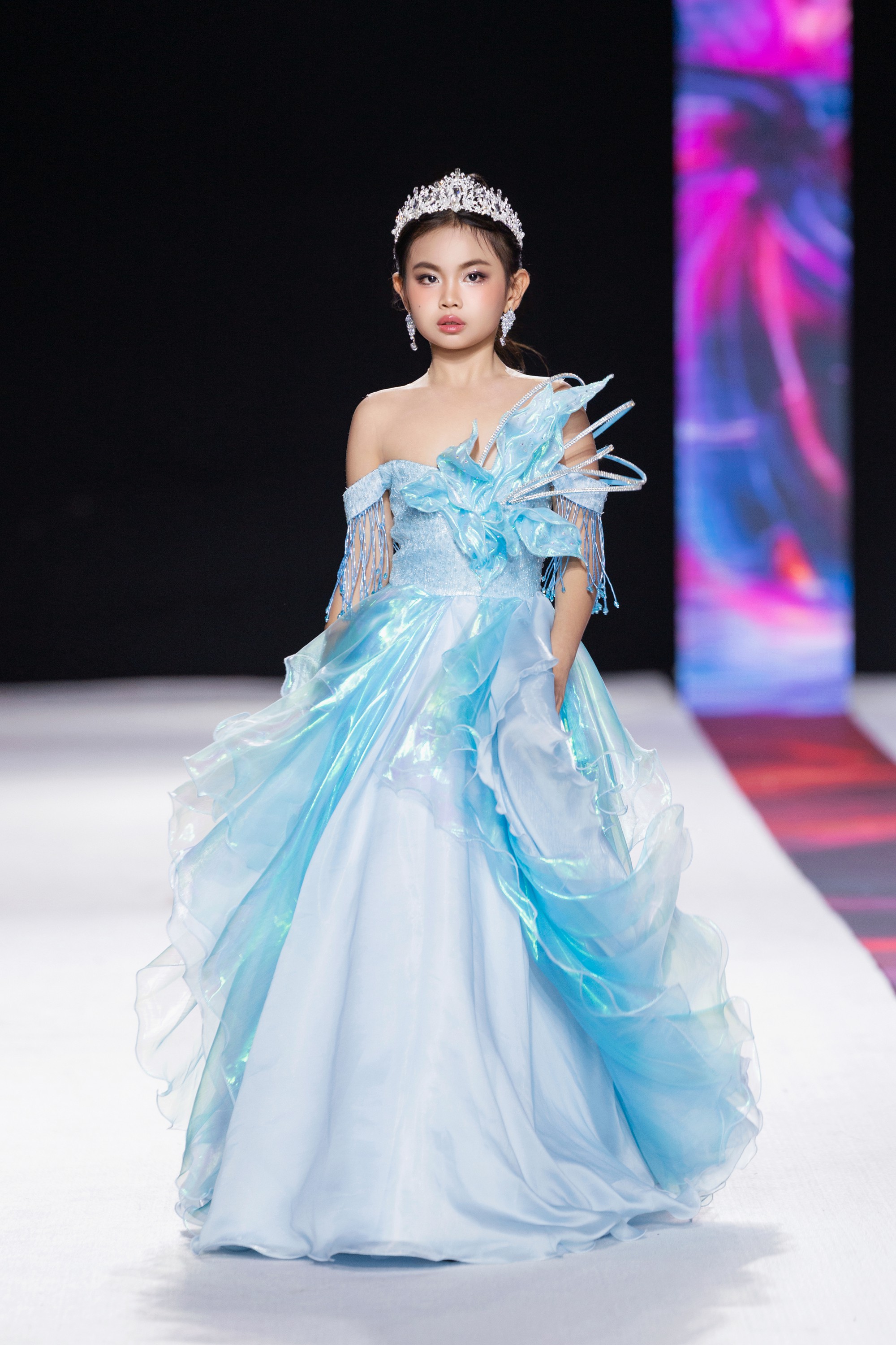Người mẫu Trúc Hà xuất hiện trong 4 bộ sưu tập, đảm nhận 2 vị trí quan trọng - Ảnh 2. Người mẫu Trúc Hà xuất hiện trong 4 bộ sưu tập, đảm nhận 2 vị trí quan trọng - Ảnh 2.