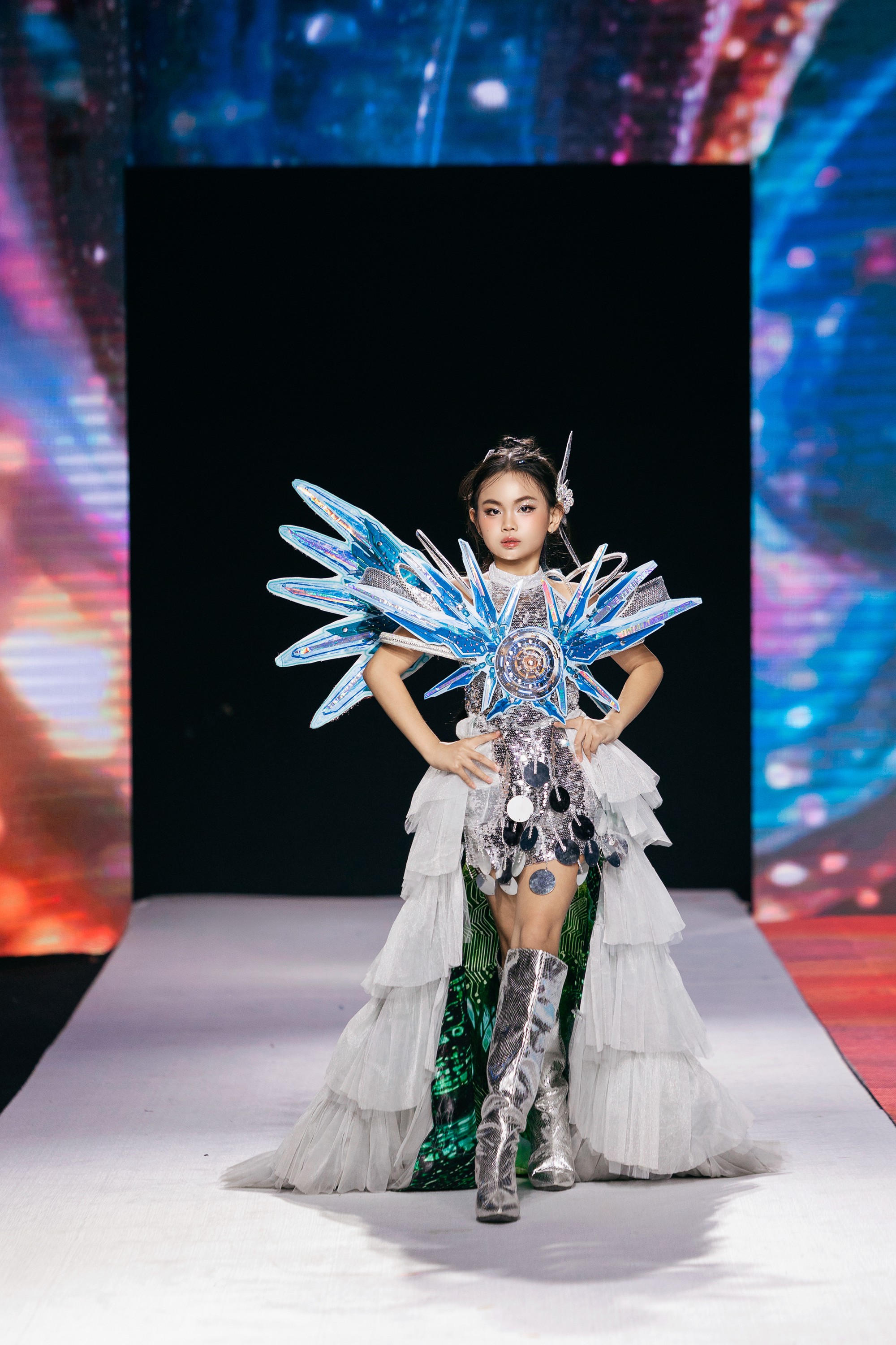 Người mẫu Trúc Hà xuất hiện trong 4 bộ sưu tập, đảm nhận 2 vị trí quan trọng - Ảnh 3. Người mẫu Trúc Hà xuất hiện trong 4 bộ sưu tập, đảm nhận 2 vị trí quan trọng - Ảnh 3.