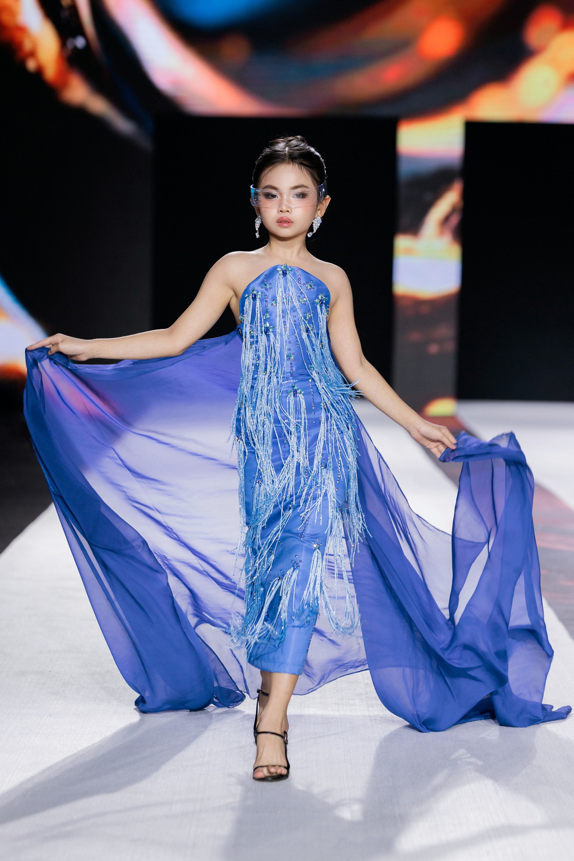 Người mẫu Trúc Hà xuất hiện trong 4 bộ sưu tập, đảm nhận 2 vị trí quan trọng - Ảnh 4. Người mẫu Trúc Hà xuất hiện trong 4 bộ sưu tập, đảm nhận 2 vị trí quan trọng - Ảnh 4.