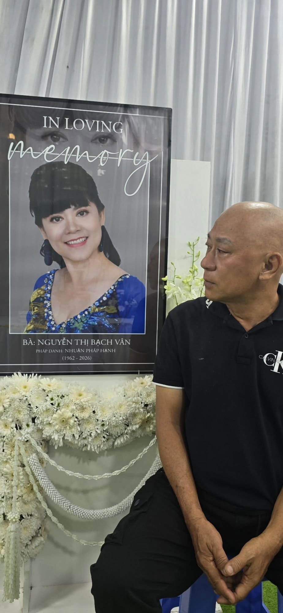 Nghệ sĩ Việt sau khi xây mộ cho vợ quá cố: "Bà vẫn cùng cả nhà mừng sinh nhật" - Ảnh 4. Nghệ sĩ Việt sau khi xây mộ cho vợ quá cố: "Bà vẫn cùng cả nhà mừng sinh nhật" - Ảnh 4.