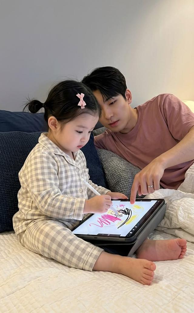 "Con trai lớn tr&aacute;nh mẹ, con g&aacute;i lớn tr&aacute;nh bố": Từ mấy tuổi l&agrave; vừa? - Ảnh 1.