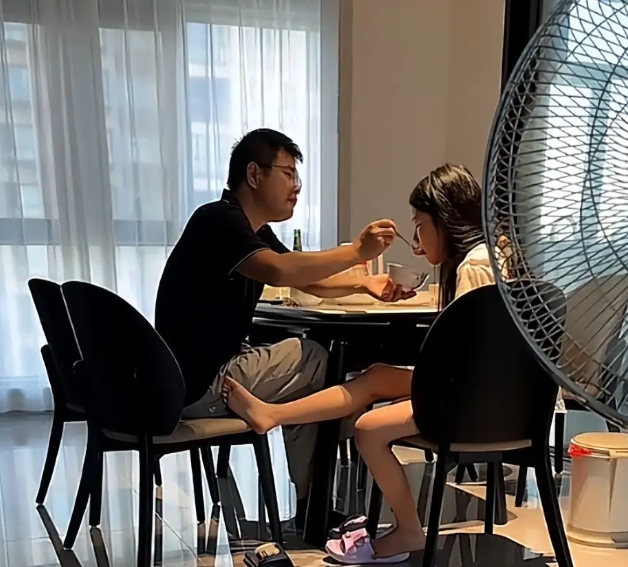 Bức ảnh gây tranh cãi về cách nuôi dạy trẻ và bài học cho cha mẹ - Ảnh 1. Bức ảnh gây tranh cãi về cách nuôi dạy trẻ và bài học cho cha mẹ - Ảnh 1.