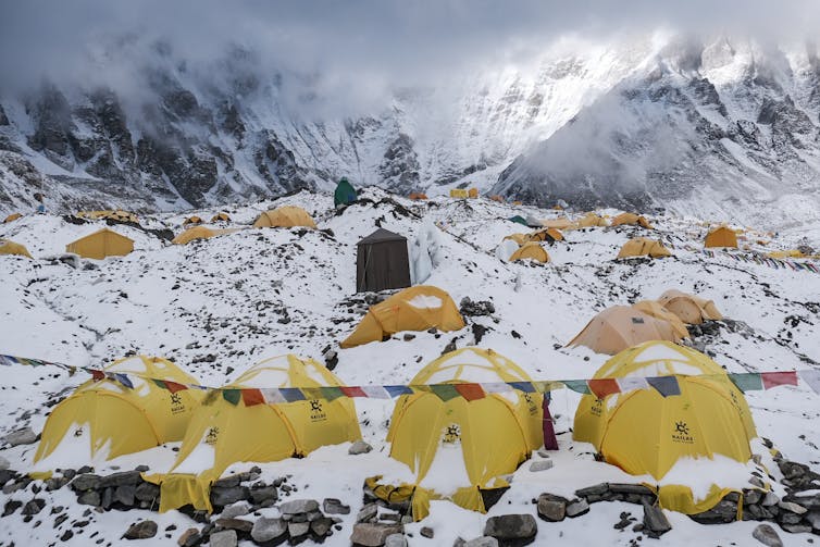 Vì sao Vùng Tử Thần trên Everest lại khiến não bộ và cơ thể con người dần tự hủy diệt ngay cả khi đang thở bình oxy?- Ảnh 3.