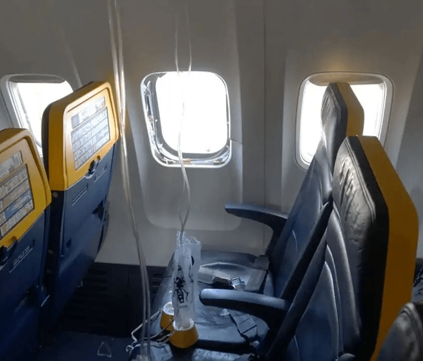 M&aacute;y bay gặp sự cố lớn ở độ cao 6000m: H&agrave;nh kh&aacute;ch bị h&uacute;t ra ngo&agrave;i - Ảnh 1.