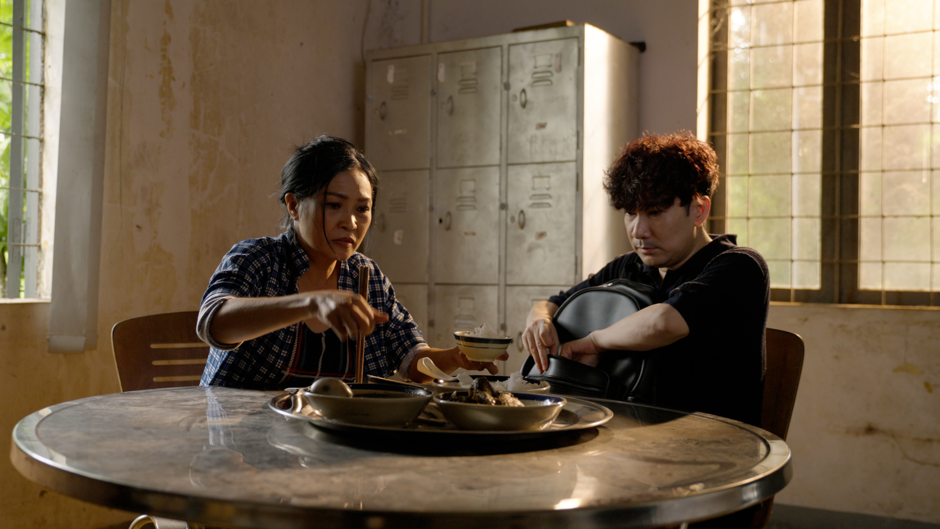 Phương Thanh l&agrave;m shipper, đ&oacute;ng mẹ Quang H&agrave; trong MV mới - Ảnh 2.