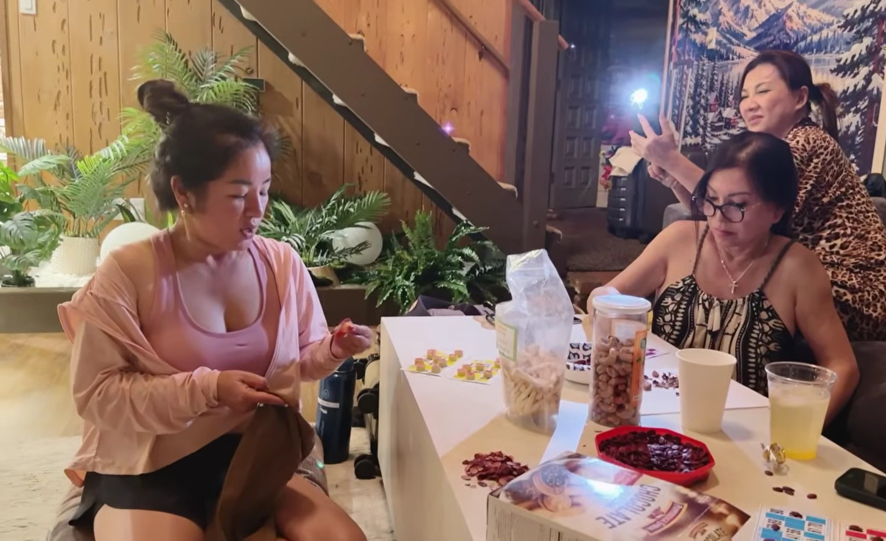 Nhóm nghệ sĩ Việt tụ họp tại biệt thự trên núi ở Mỹ, ở chung phòng- Ảnh 1.
