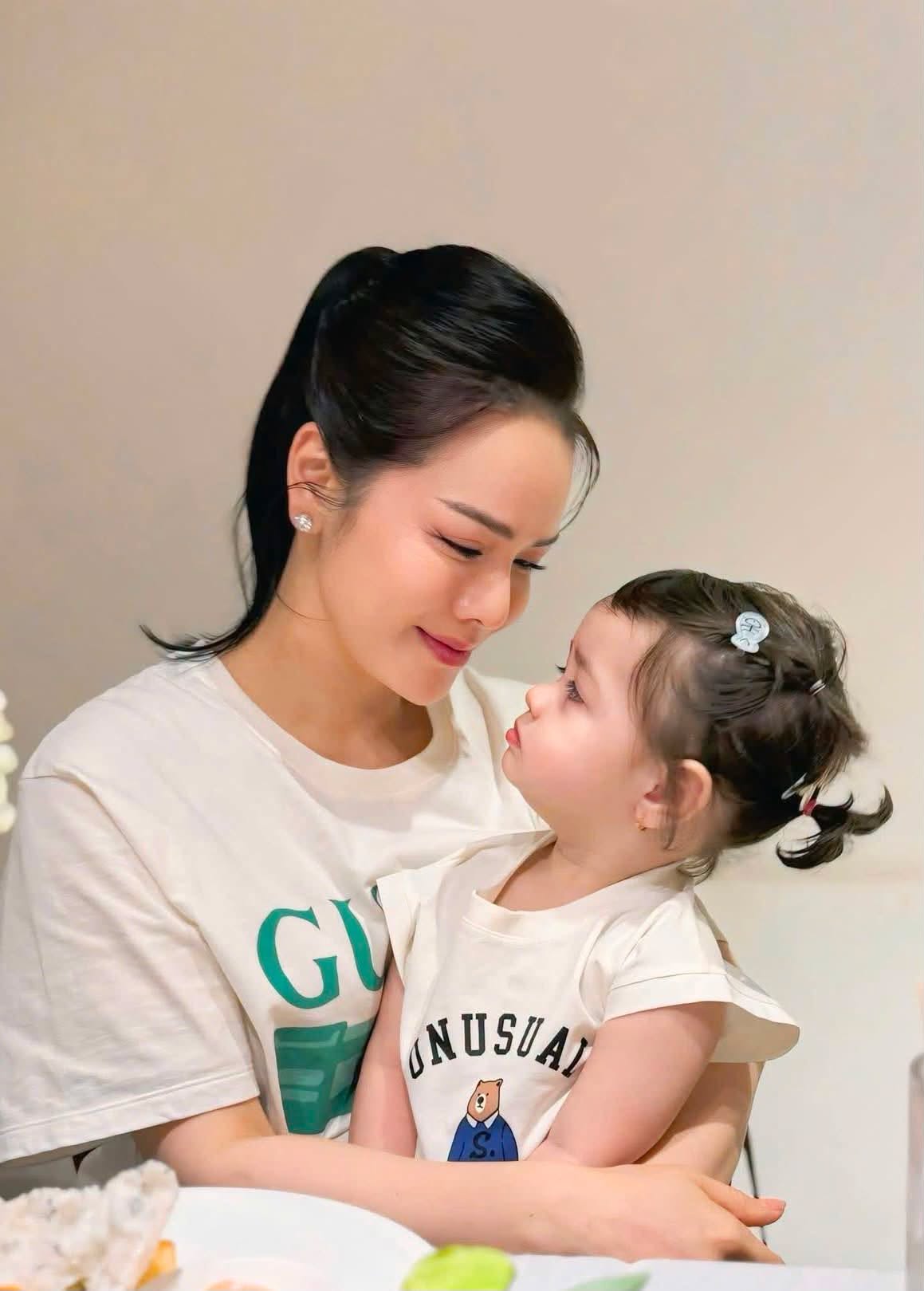 Ái nữ của Nhật Kim Anh: “Giao diện” lai Tây nhưng “hệ điều hành” đúng chuẩn em bé miền Tây - Ảnh 1.