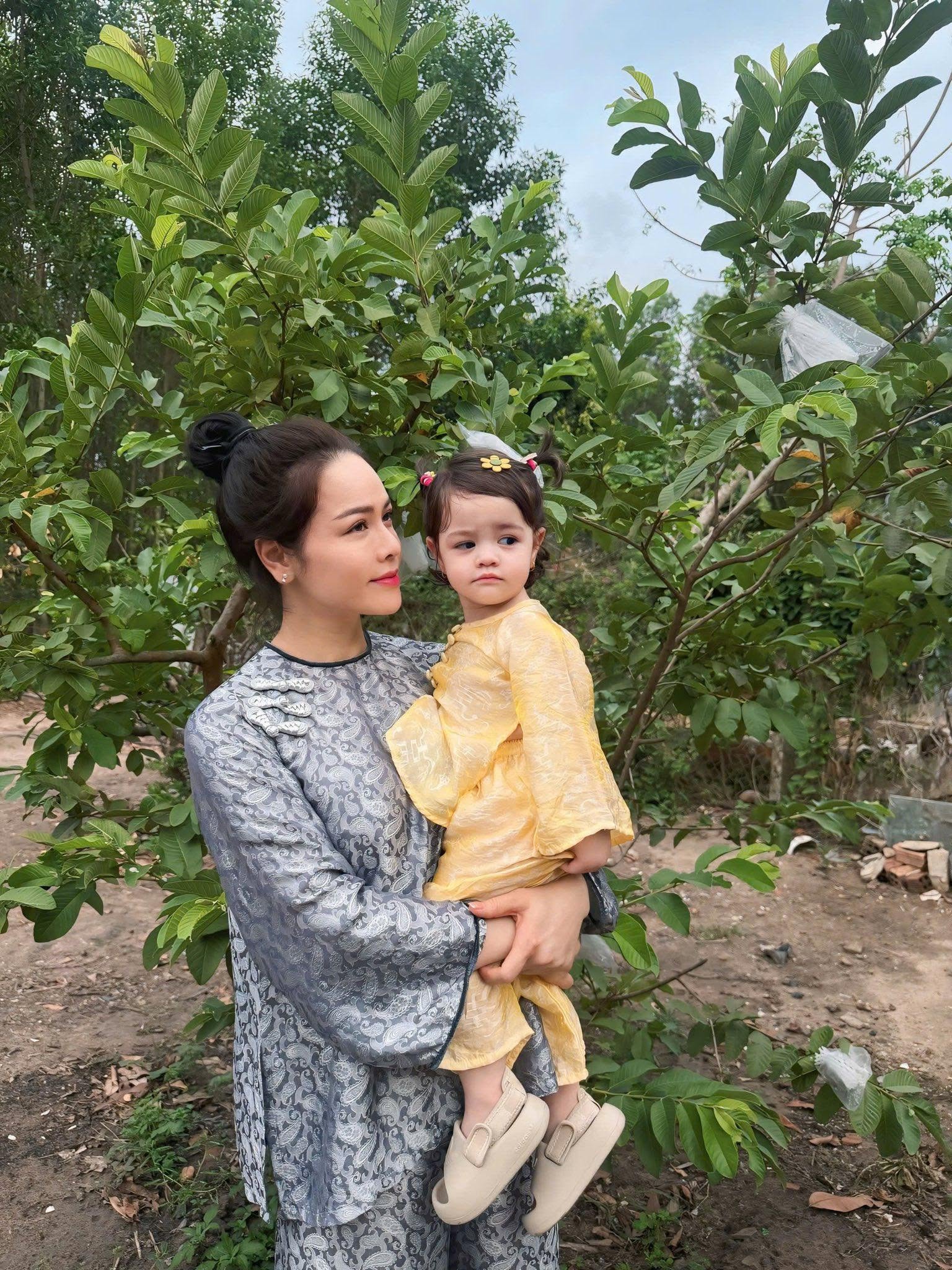 Ái nữ của Nhật Kim Anh: “Giao diện” lai Tây nhưng “hệ điều hành” đúng chuẩn em bé miền Tây - Ảnh 6.