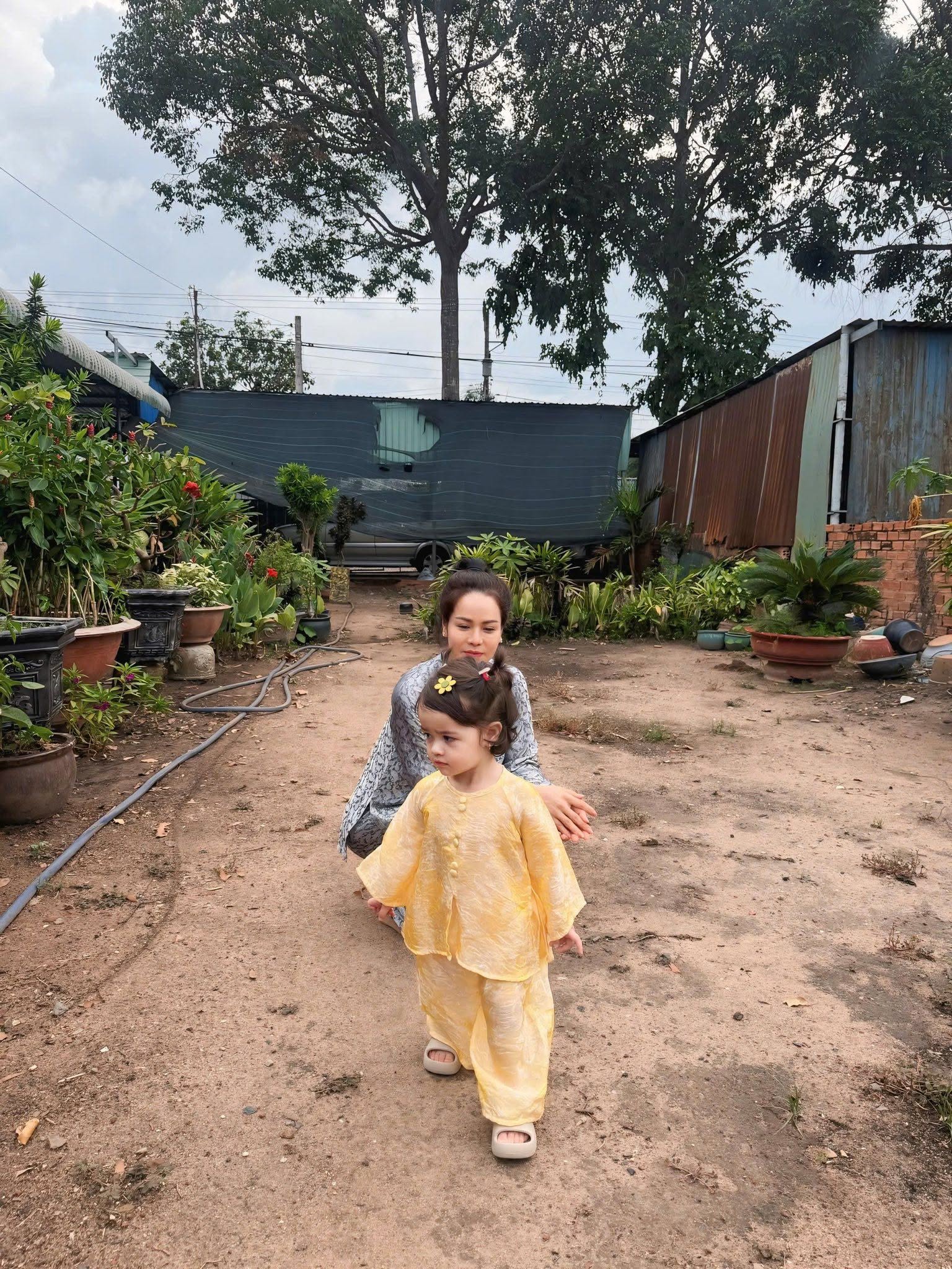Ái nữ của Nhật Kim Anh: “Giao diện” lai Tây nhưng “hệ điều hành” đúng chuẩn em bé miền Tây - Ảnh 7.