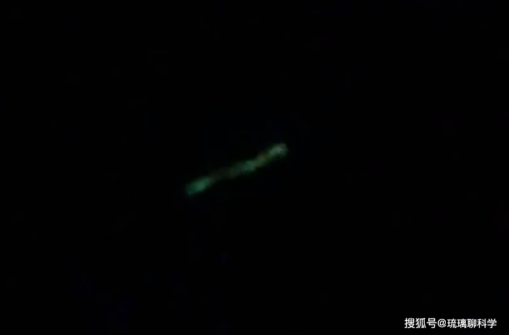 Dải ánh sáng xanh kỳ lạ xuất hiện trên bầu trời châu Âu và sự thật phía sau nghi vấn UFO - Ảnh 1.