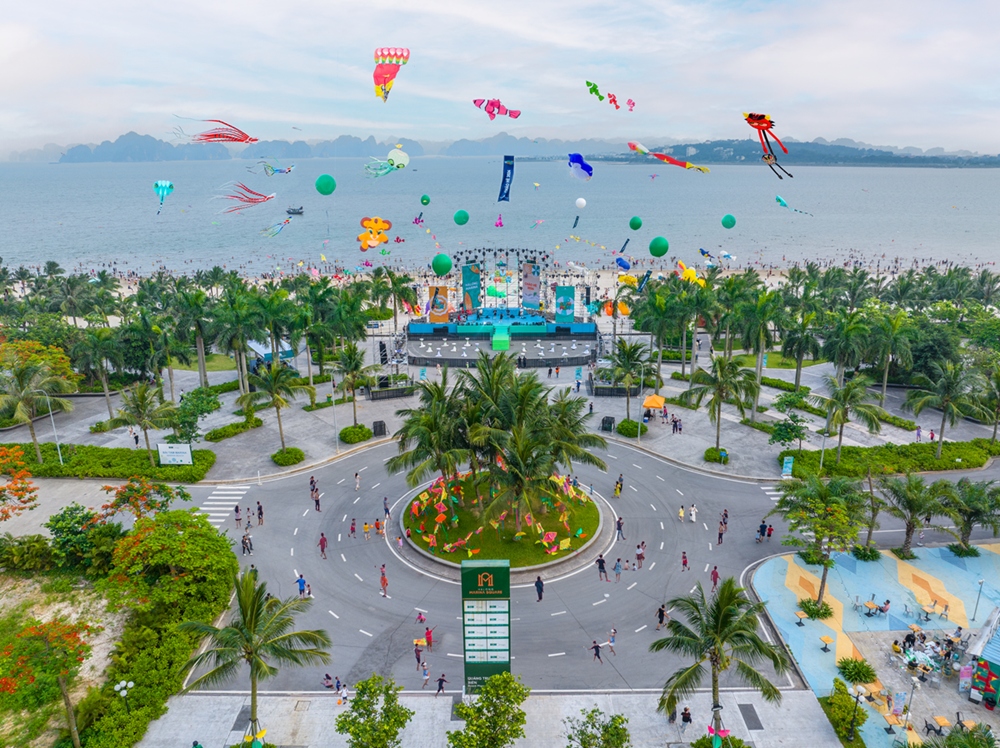 Quảng trường rộng hơn 1,1ha vừa diễn ra sự kiện chưa từng c&oacute; ở Việt Nam: Trong quần thể rộng tới 248ha, tầm nh&igrave;n thẳng ra vịnh Di sản- Ảnh 4.