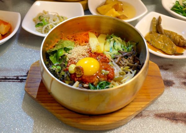 Vì sao người Hàn Quốc dùng bát đĩa kim loại nặng như vậy? - Ảnh 3.