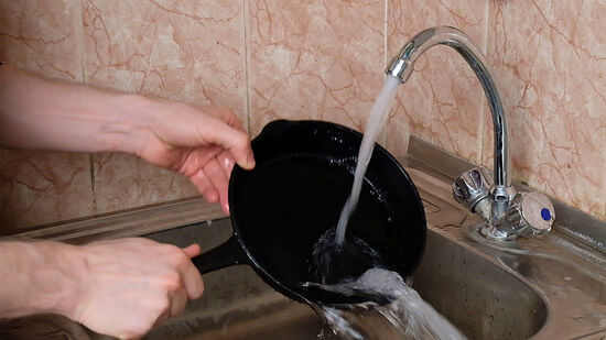 Tại sao không nên tráng chảo gang bằng nước ngay sau khi nấu? - Ảnh 3.